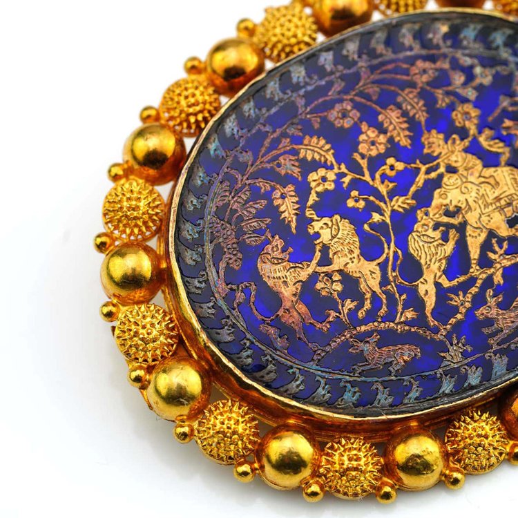 Antique Victorian Indian 22ct Gold Brooch with Hunting Scene
