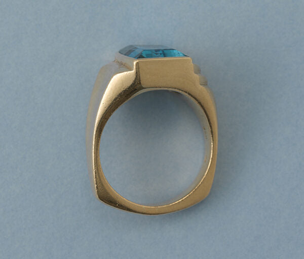Contemporary 3.20ct Aquamarine and 18ct Gold Asymmetrical Signet Ring