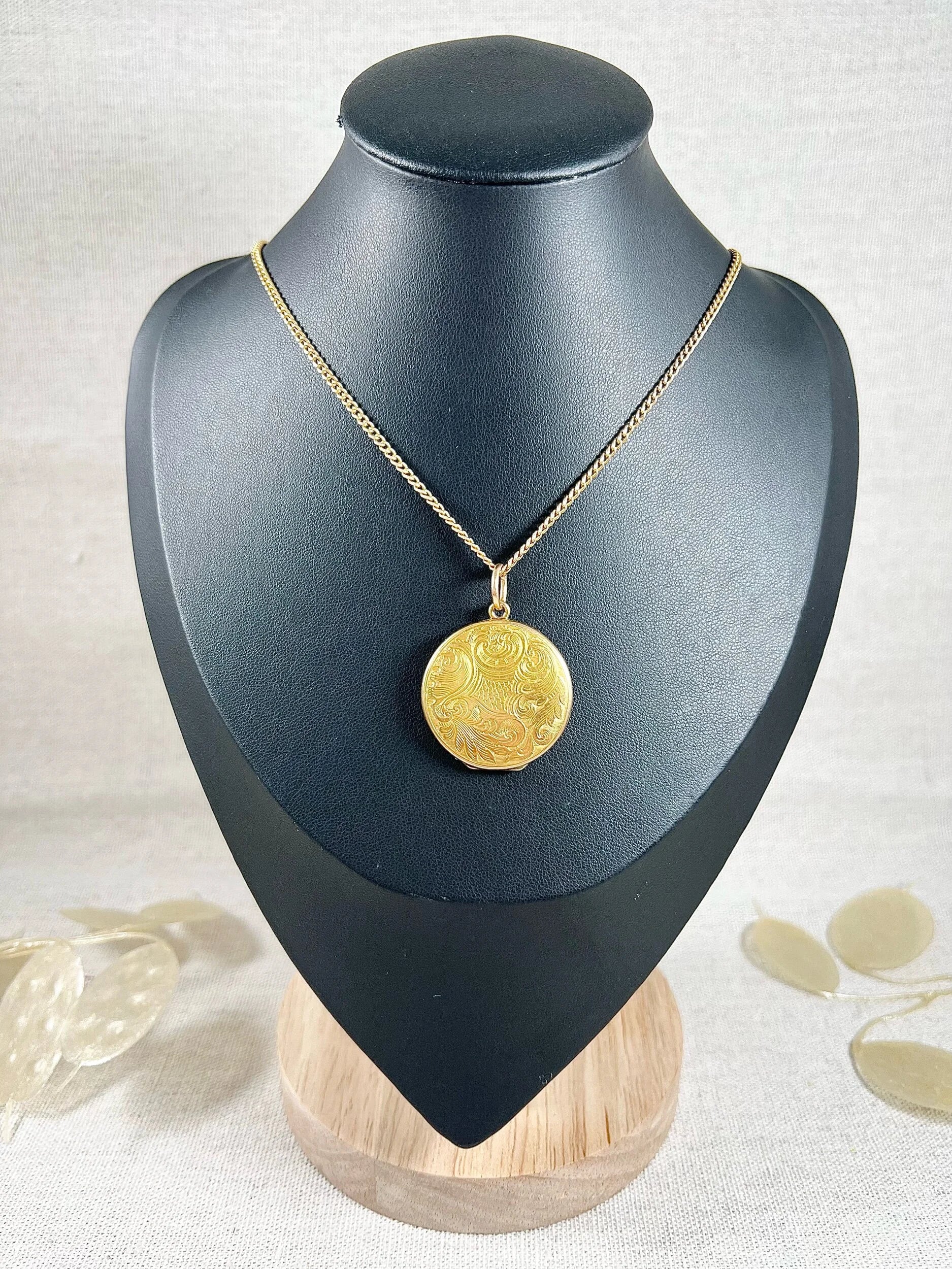 Victorian 15 Carat Yellow Gold Paisley Patterned Round Locket, Circa 1880
