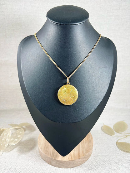 Victorian 15 Carat Yellow Gold Paisley Patterned Round Locket, Circa 1880