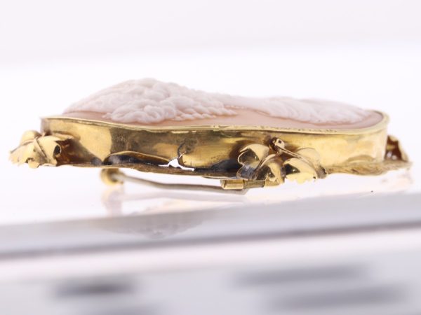 Antique Victorian Shell Cameo 18ct Yellow Gold Brooch