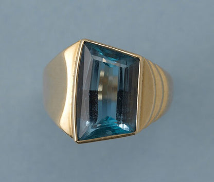 Contemporary 3.20ct Aquamarine and 18ct Gold Asymmetrical Signet Ring