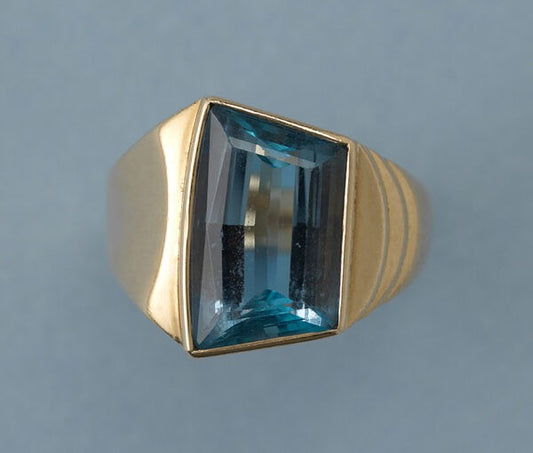 Contemporary 3.20ct Aquamarine and 18ct Gold Asymmetrical Signet Ring