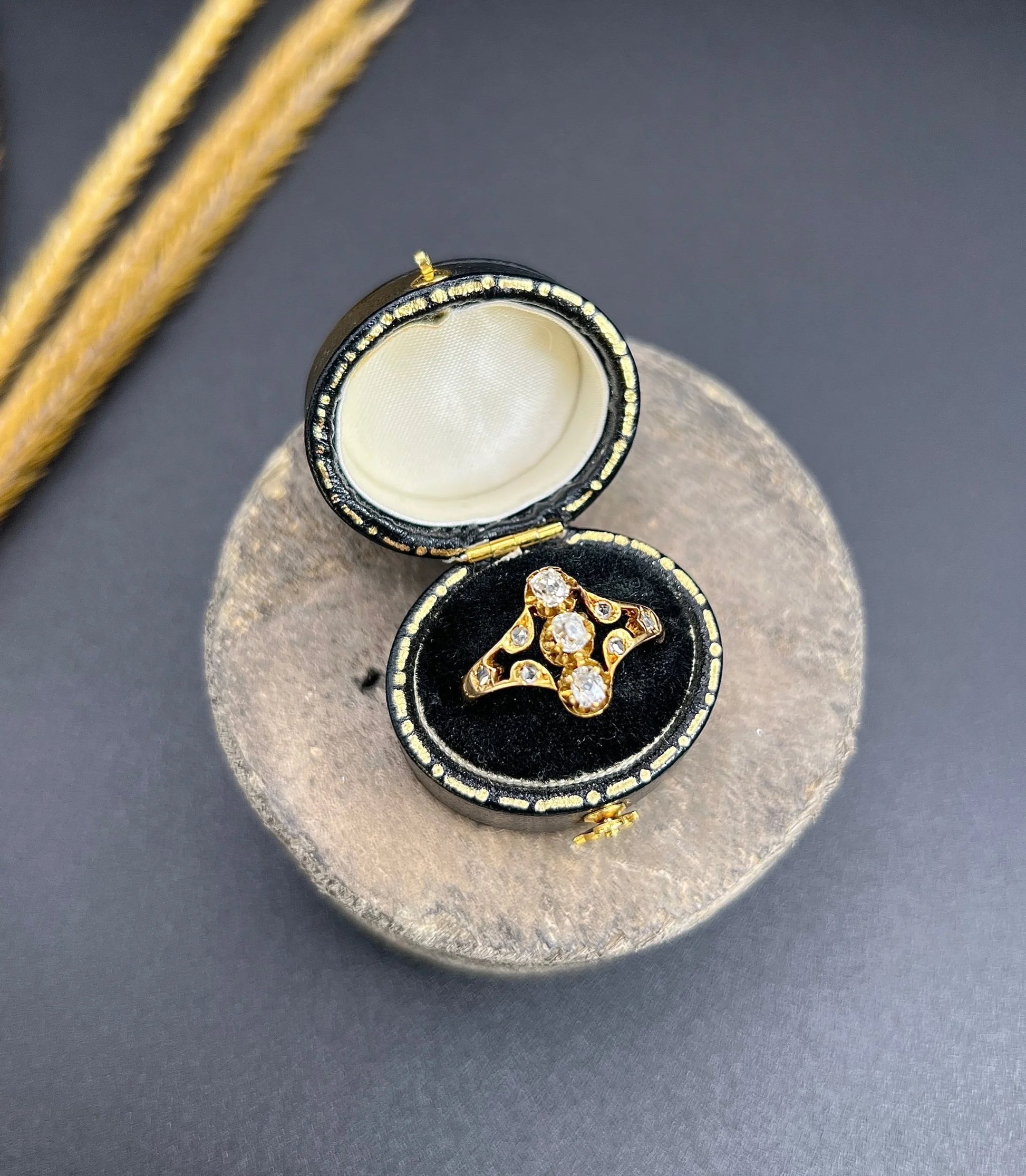 An antique old cut diamond ring in yellow gold, in a box