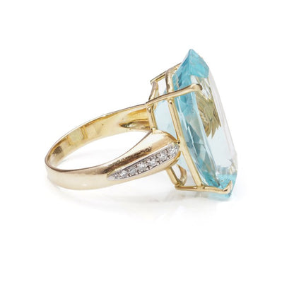 Stunning 19ct Aquamarine and Diamond Cocktail Ring