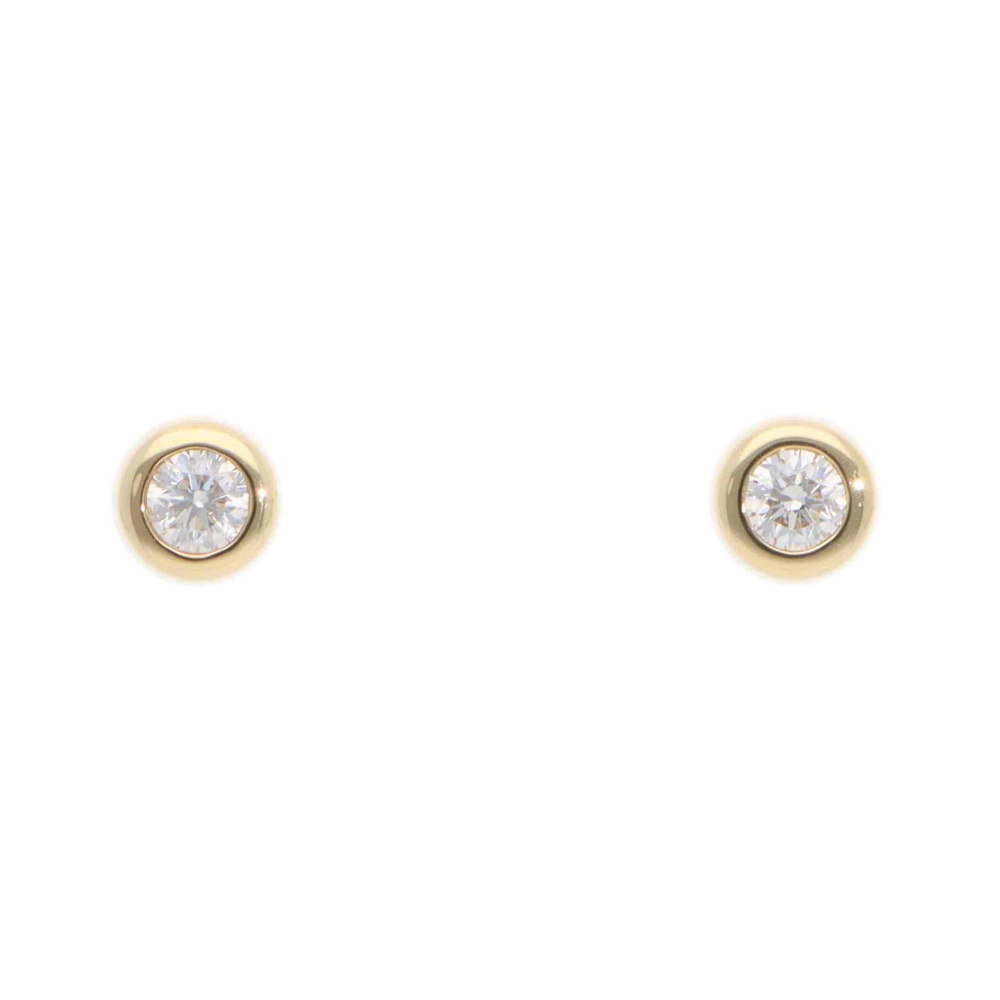 Diamond stud earrings in gold.