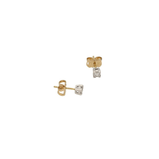 Diamond stud earrings in gold.