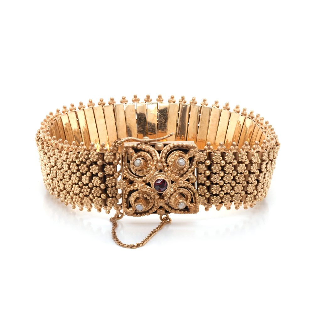 19.2 Carat Yellow Gold Bracelet With Gemstone Clasp