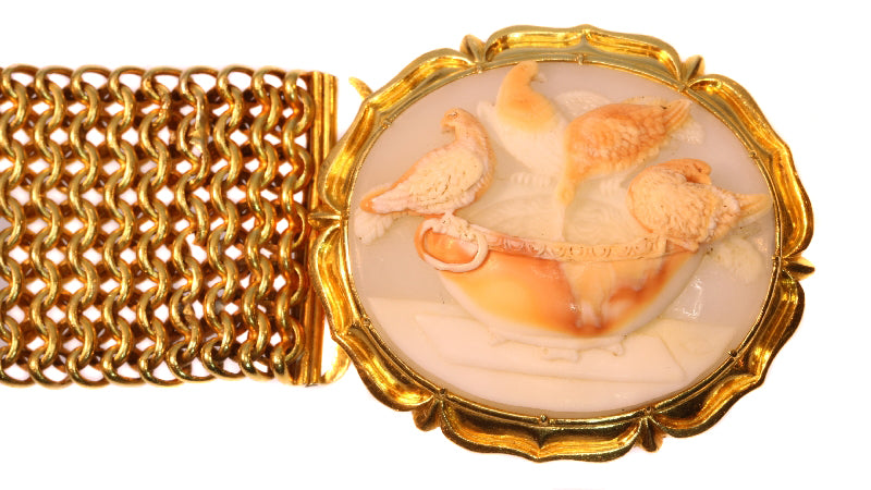 Magnificent antique cameo bracelet with presentation of so-called Doves of Pliny