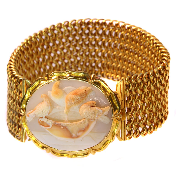 Magnificent antique cameo bracelet with presentation of so-called Doves of Pliny