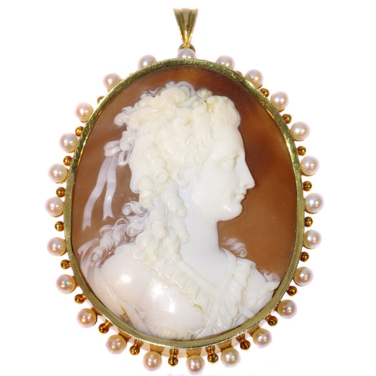 Vintage Cameo in Gold Embellished with Pearls
