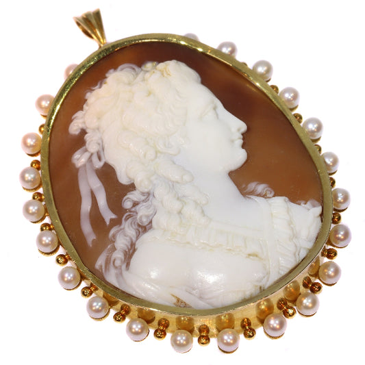 Vintage Cameo in Gold Embellished with Pearls