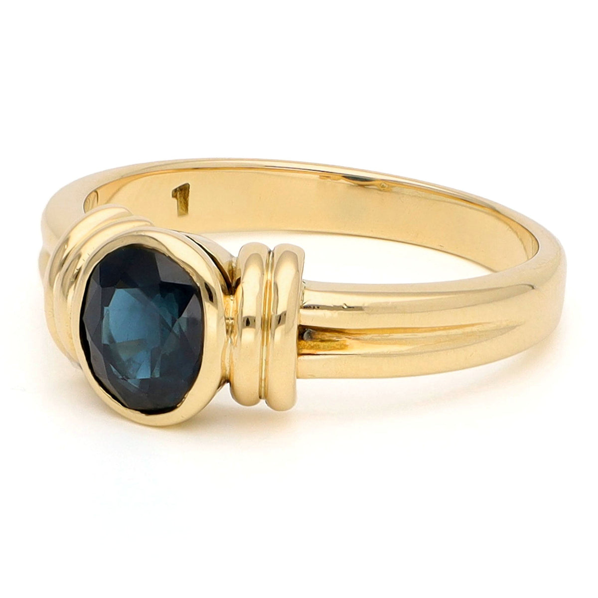 14 Carat Yellow Gold Solitaire Oval Sapphire Ring, 0.90 Carat