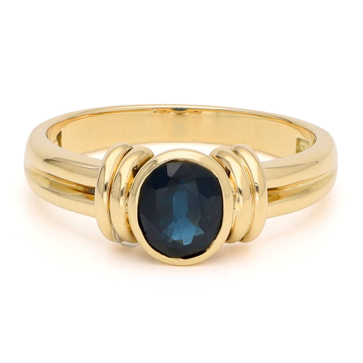 14 Carat Yellow Gold Solitaire Oval Sapphire Ring, 0.90 Carat