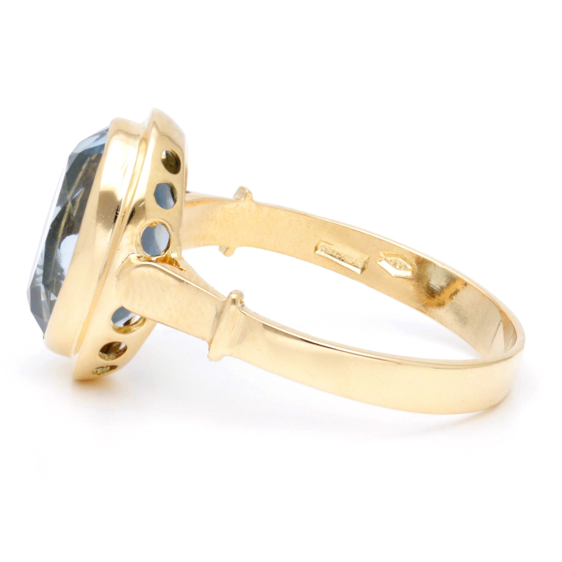 Aquamarine 18 Carat Gold Solitaire Ring