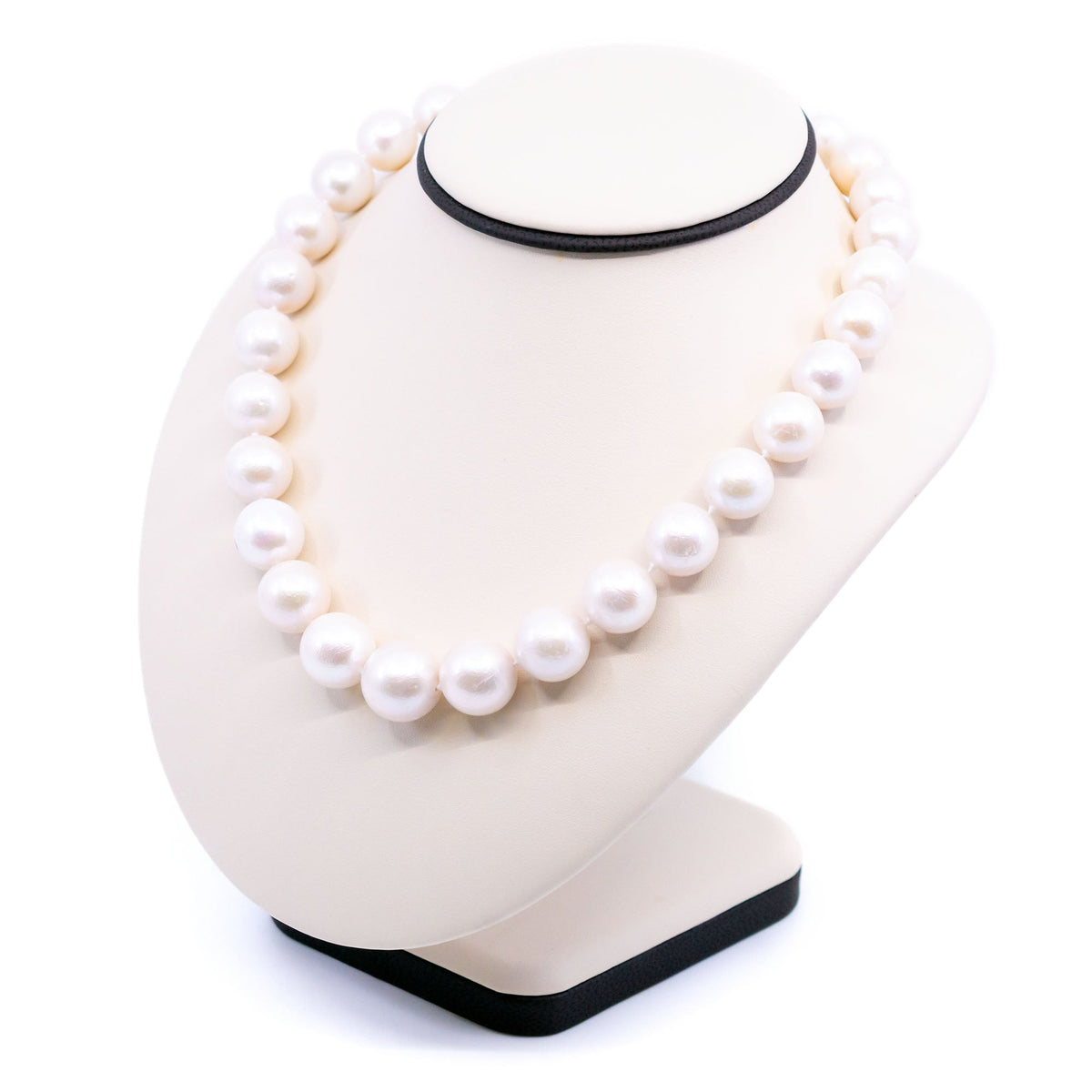 A white cultured pearl necklace