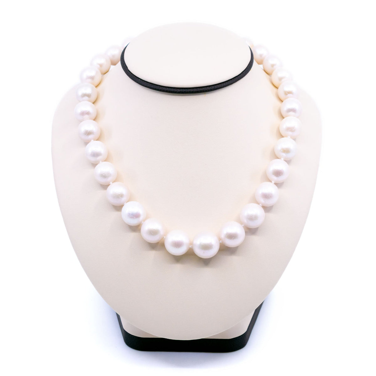 A white cultured pearl necklace