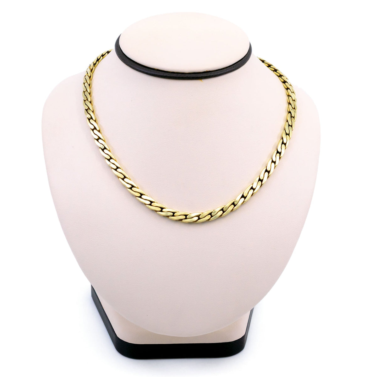 A yellow gold chain necklace
