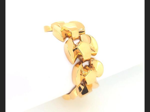 Vintage French Bracelet, with stylish solid bow-tie design links providing a chic sense of style, stamped with 18ct French hallmark, 84.5 grms.