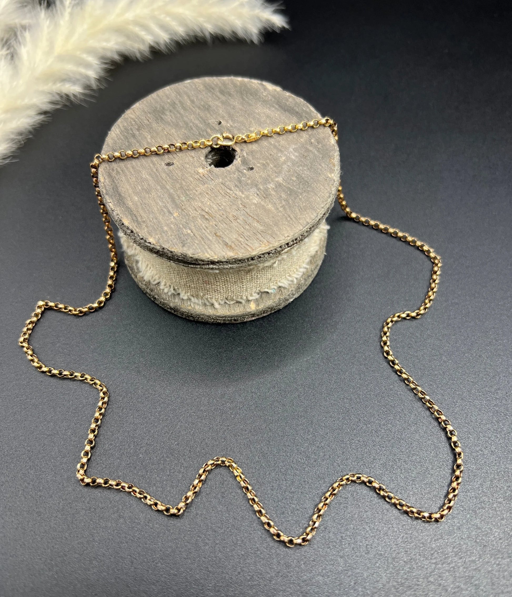 A gold belcher link necklace