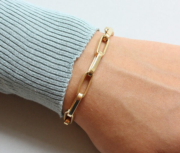 Vintage French 18ct Yellow Gold Oval Link Bracelet; An 18ct yellow gold vintage bracelet comprising of flat oval links, France