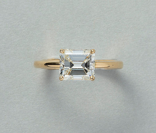 A Single Stone 2.00ct Step Cut Diamond Ring in 18ct Gold