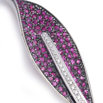 Vintage leaf-shaped brooch with rubies and diamonds in white gold.