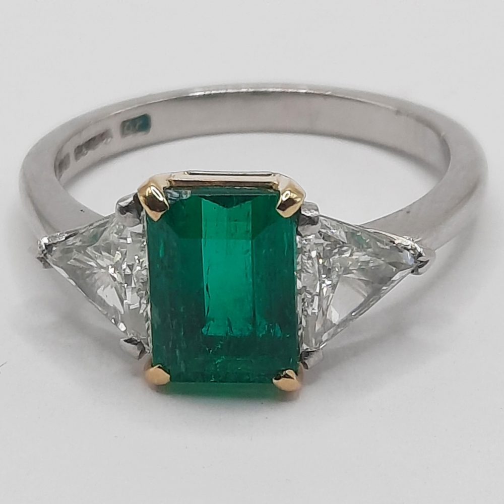 Contemporary Colombian 1.75ct Emerald and Diamond Ring