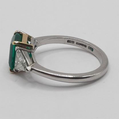 Contemporary Colombian 1.75ct Emerald and Diamond Ring