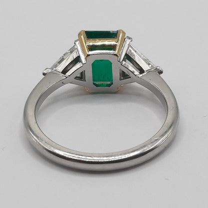 Contemporary Colombian 1.75ct Emerald and Diamond Ring