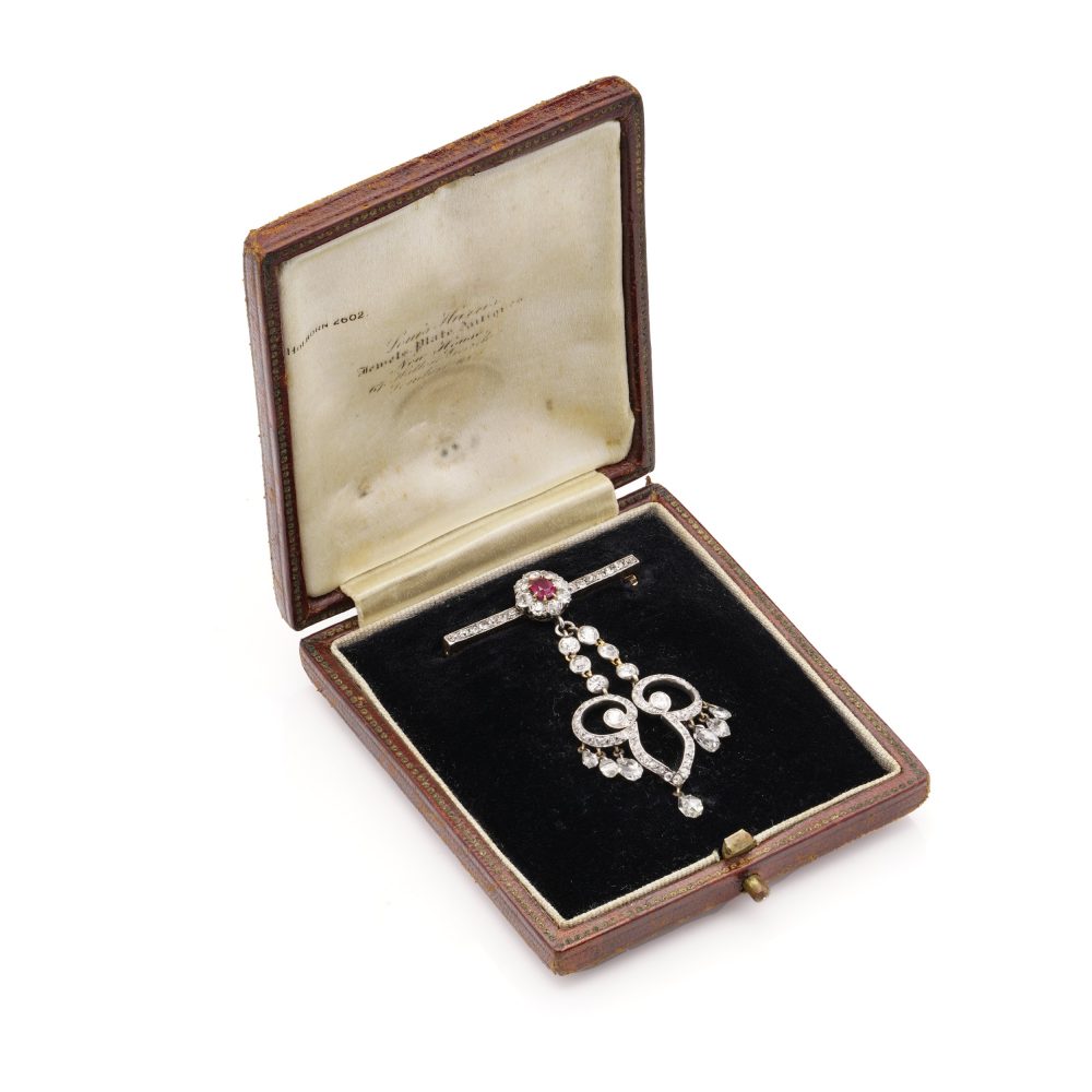 Edwardian Bar Brooch In 18 Ct Gold Set with Ruby And Pendent Set With Diamonds