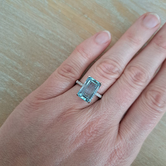 5.32ct Aquamarine Solitaire Engagement Ring with Diamond Shoulders