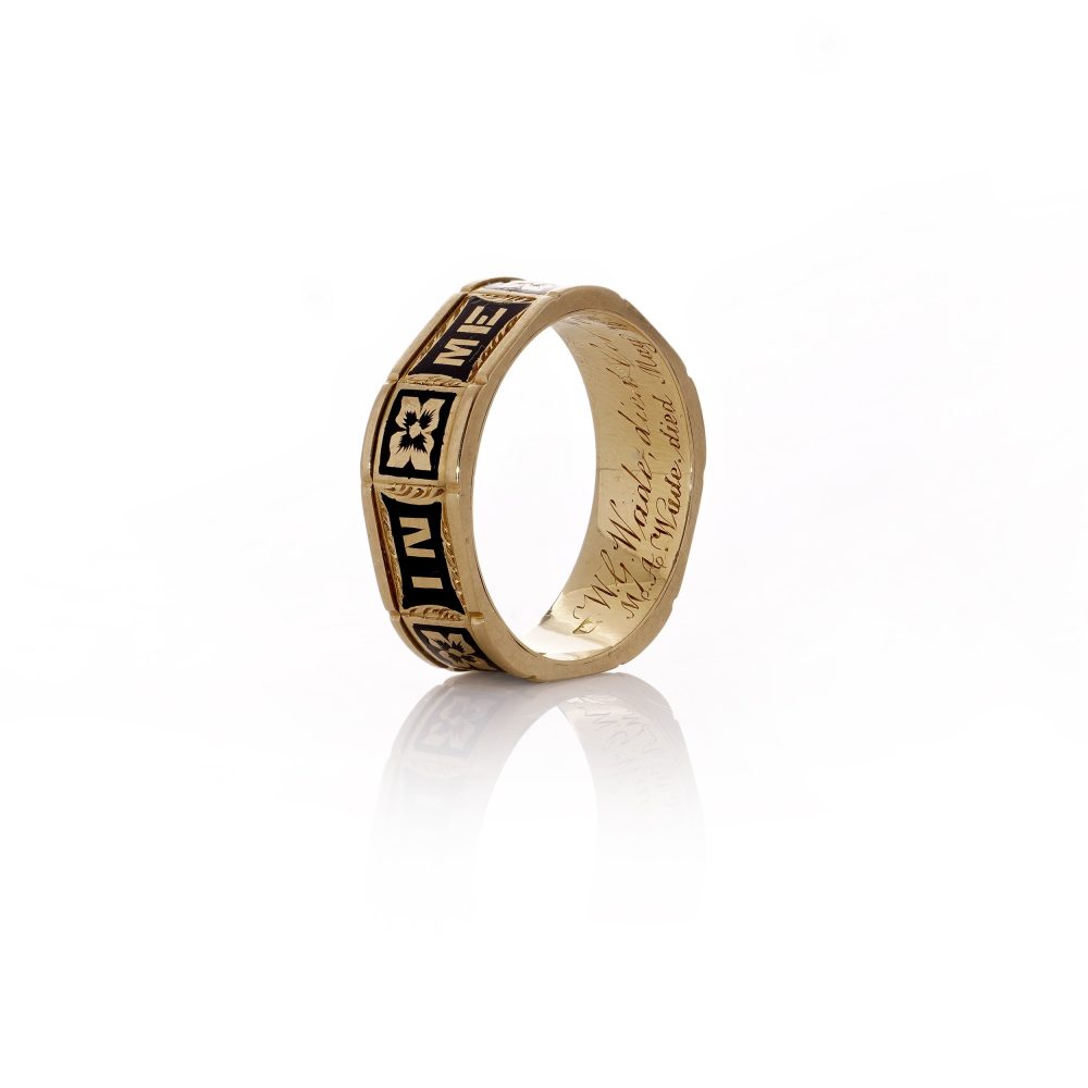 Victorian mourning ring in gold.