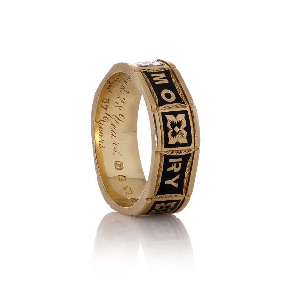 Victorian mourning ring in gold.