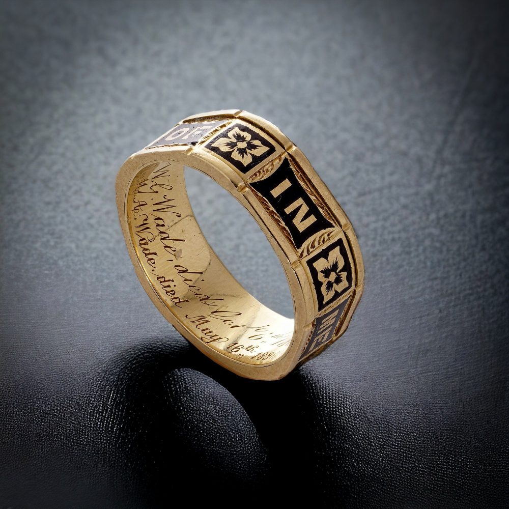 Victorian mourning ring in gold.