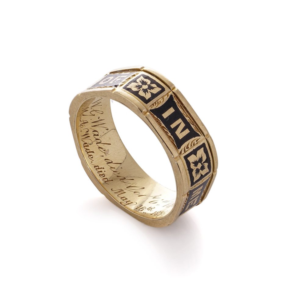 Victorian mourning ring in gold.
