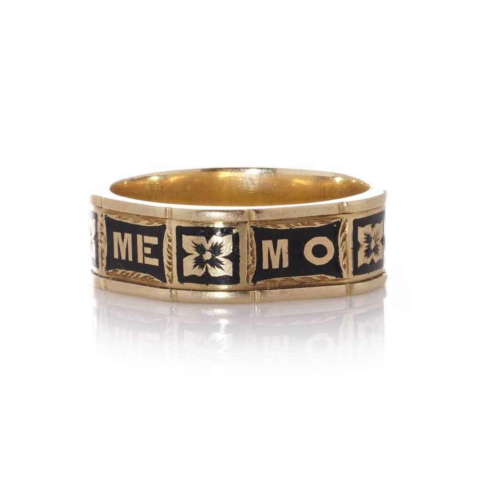 Victorian mourning ring in gold.