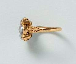 Antique late Victorian 18ct yellow gold ring set with diamonds and pearls.