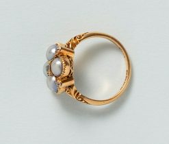 Antique late Victorian 18ct yellow gold ring set with diamonds and pearls.