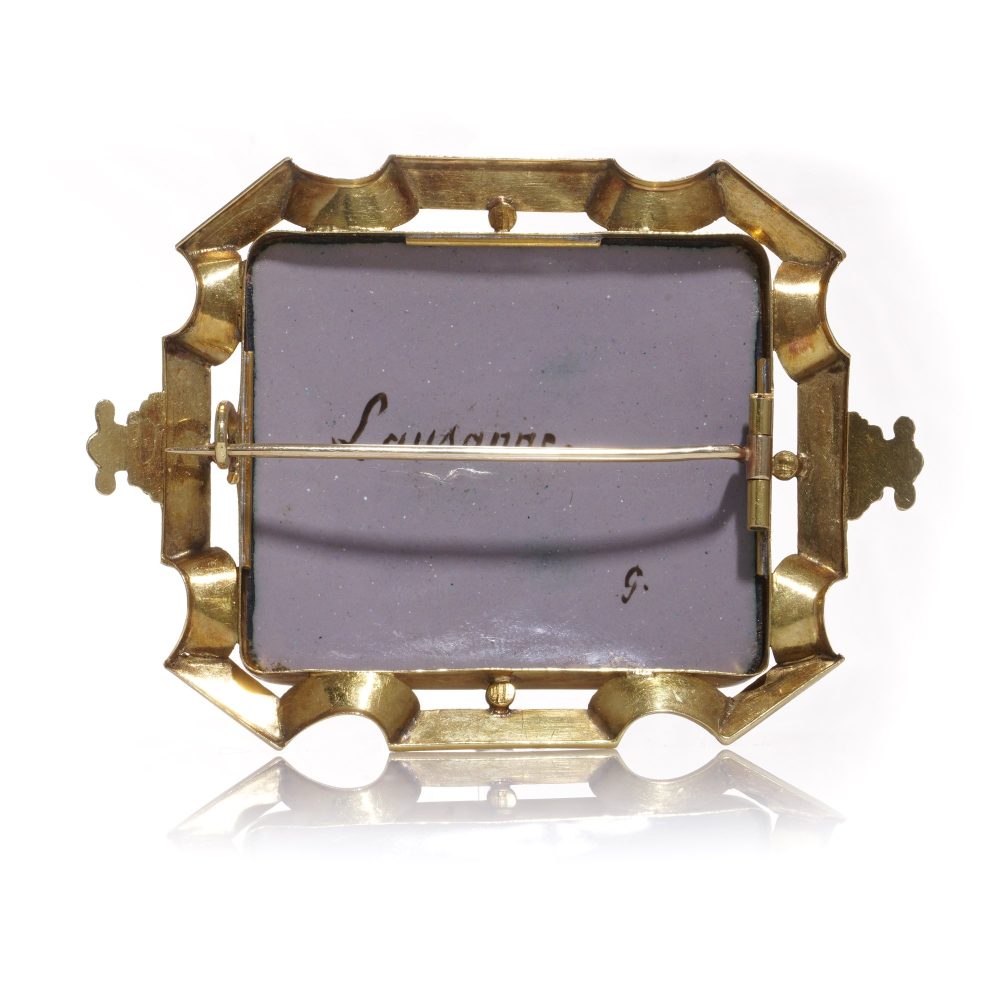 Antique enamel brooch in gold.