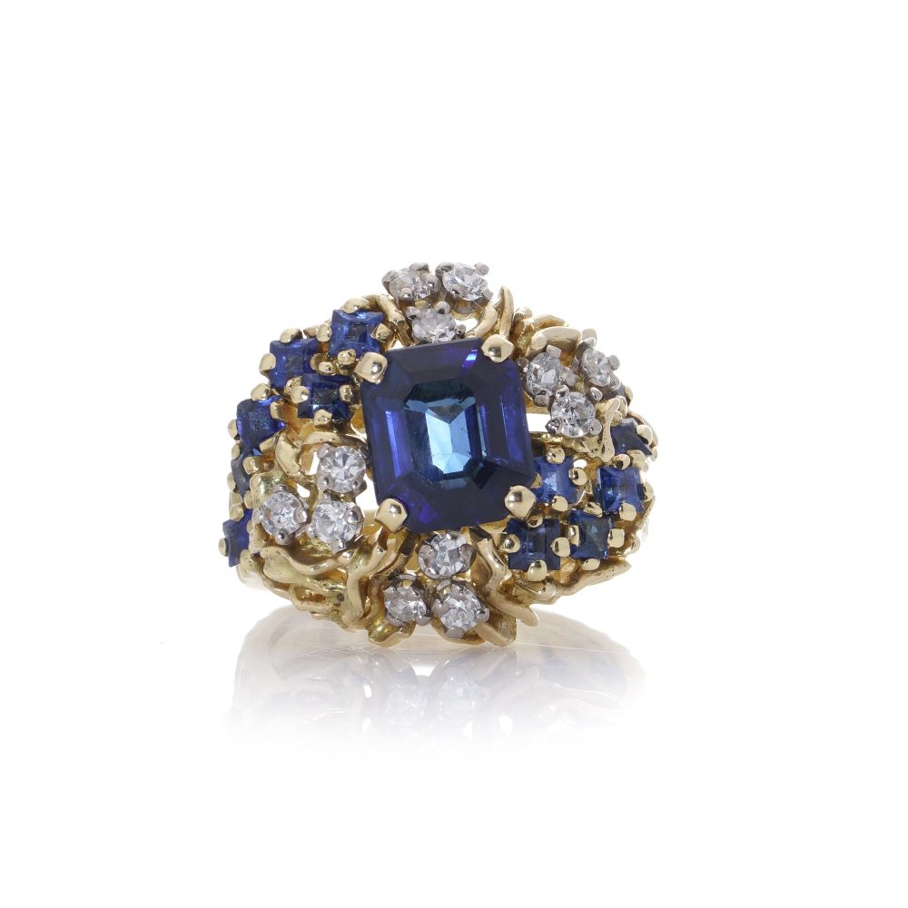 Sapphire and diamond ring in gold.