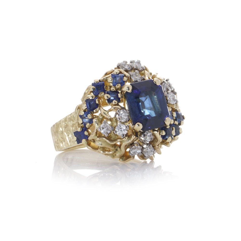 Sapphire and diamond ring in gold.