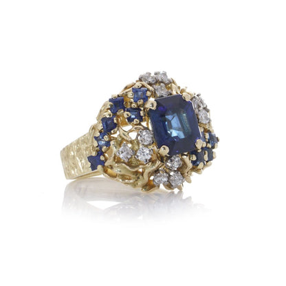 Sapphire and diamond ring in gold.