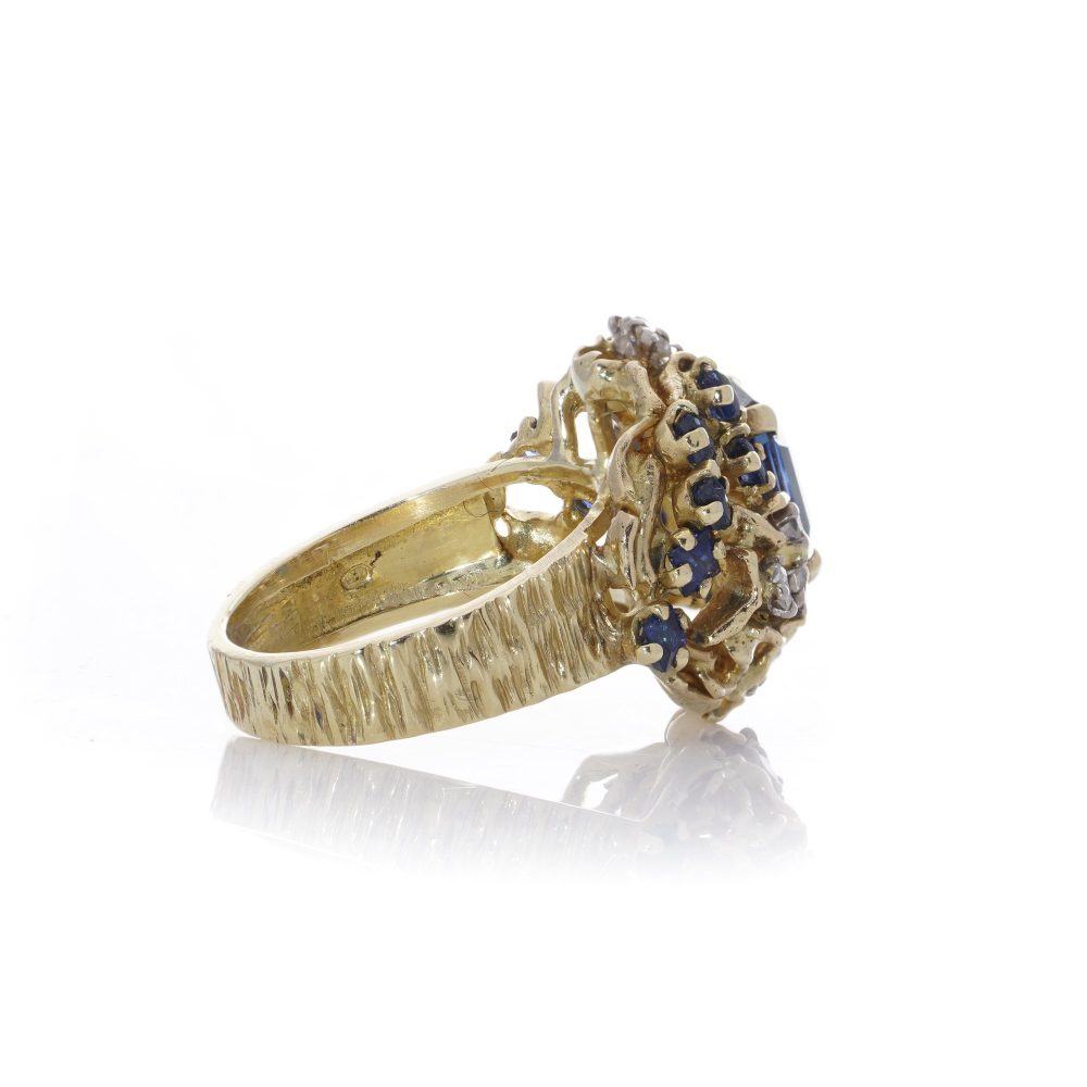 Sapphire and diamond ring in gold.