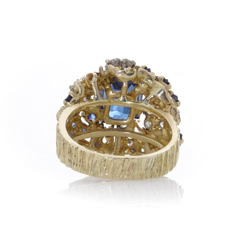 Sapphire and diamond ring in gold.