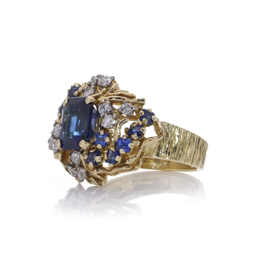 Sapphire and diamond ring in gold.