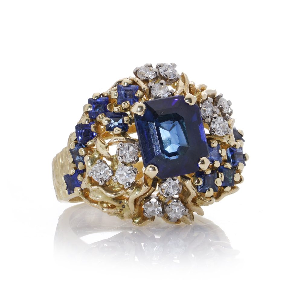 Sapphire and diamond ring in gold.