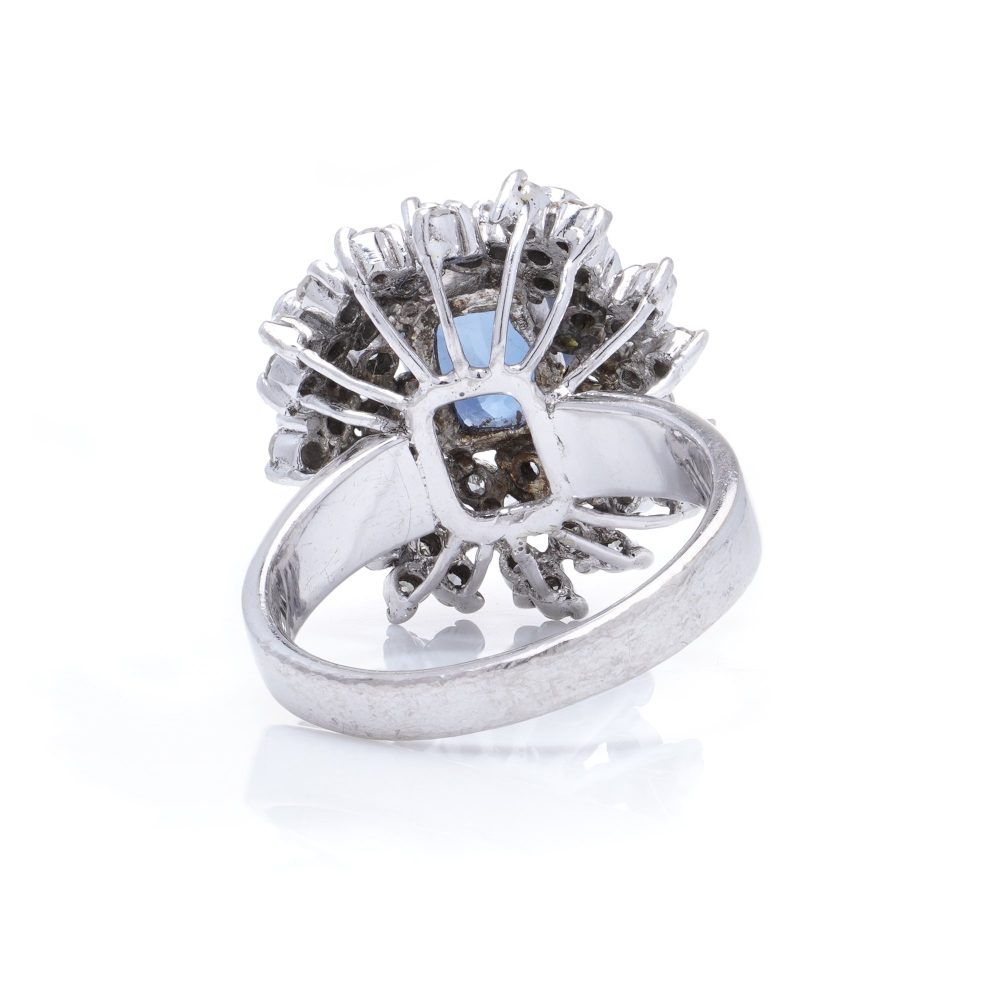 Sapphire and diamond cluster ring in white gold. 
