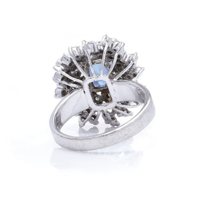 Sapphire and diamond cluster ring in white gold. 