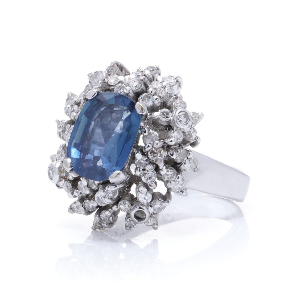 Sapphire and diamond cluster ring in white gold. 